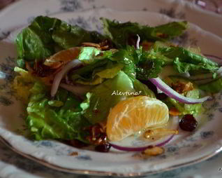 Праздничный салат с мандаринами и клюквой