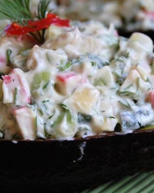 Салат из авокадо с крабовыми палочками