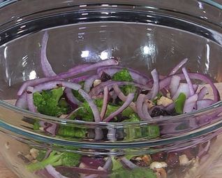 Салат из брокколи с орехами и клюквой