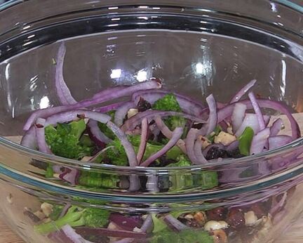 Салат из брокколи с орехами и клюквой