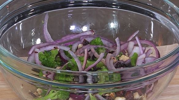 Рецепт Салата из брокколи с орехами и клюквой