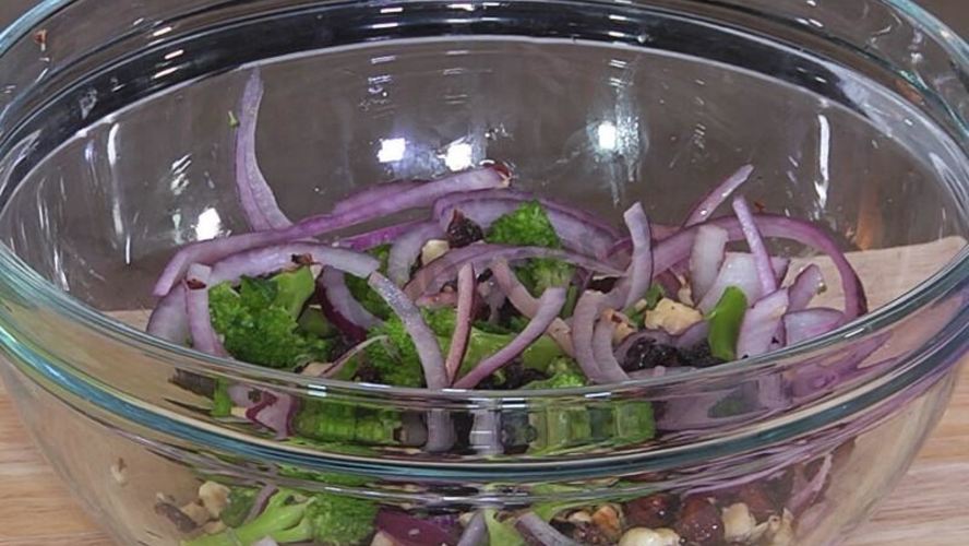 Рецепт салата из брокколи с орехами и клюквой