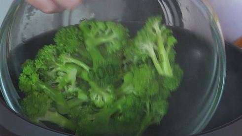 салат из брокколи с орехами и клюквой