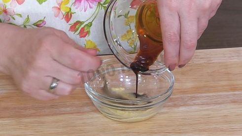 салат из брокколи с орехами и клюквой