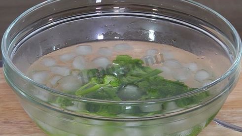 салат из брокколи с орехами и клюквой