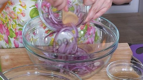 салат из брокколи с орехами и клюквой