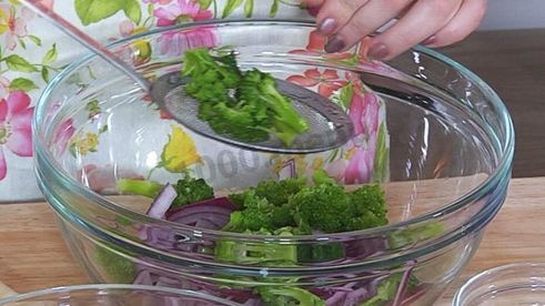 салат из брокколи с орехами и клюквой