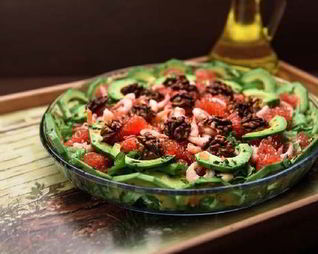 Салат из грейпфрута и авокадо с грецким орехом