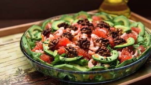 Рецепт Салата из грейпфрута и авокадо с грецким орехом