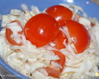 Салат из капусты с помидорами