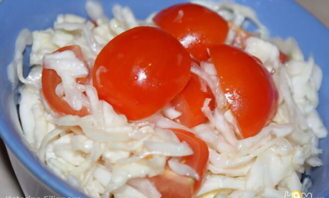 Салат из капусты с помидорами