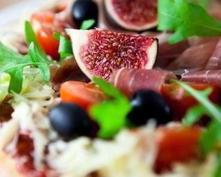 Салат из козьего сыра с инжиром