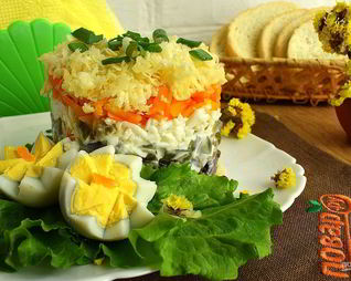 Салат из куриной печени слоеный