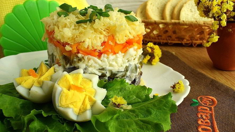 Рецепт салата из куриной печени слоеный