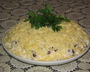 Салат из курицы с красной фасолью и сыром