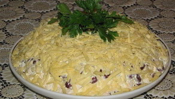 Рецепт Салата из курицы с красной фасолью и сыром