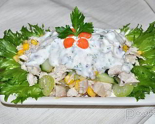 Салат из курицы с огурцом, кукурузой и йогуртом