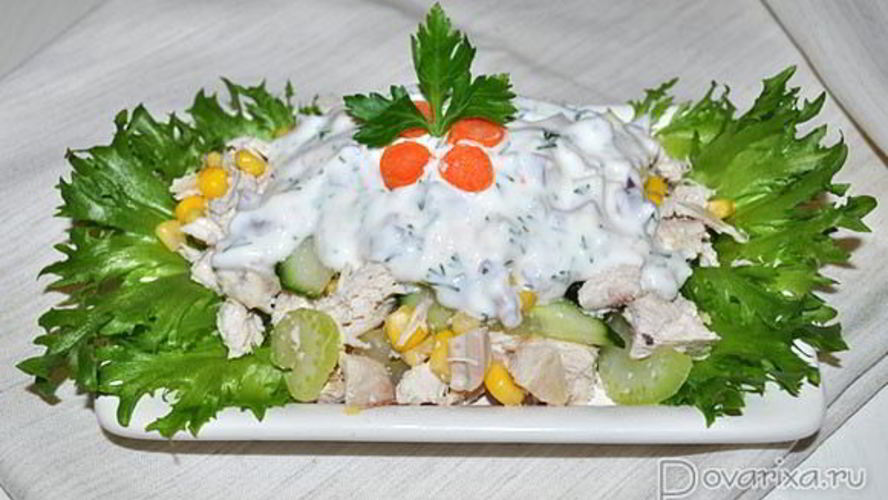 Рецепт салата из курицы с огурцом, кукурузой и йогуртом