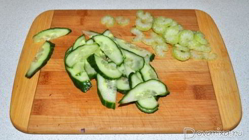 салат из курицы с огурцом, кукурузой и йогуртом