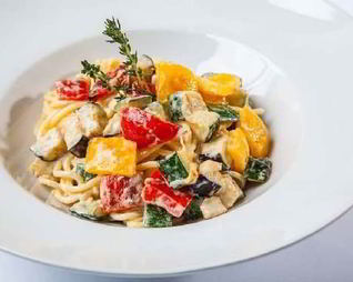 Салат из макарон с жареными овощами