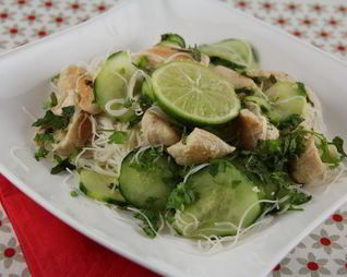 Салат из рисовой лапши с курицей и огурцами в азиатском стиле