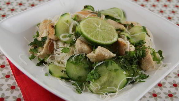 Рецепт Салата из рисовой лапши с курицей и огурцами в азиатском стиле