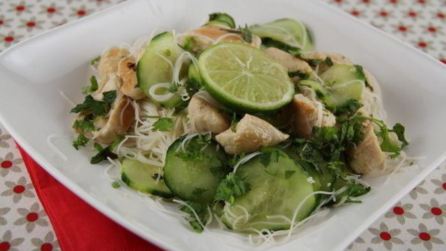 Рецепт салата из рисовой лапши с курицей и огурцами в азиатском стиле