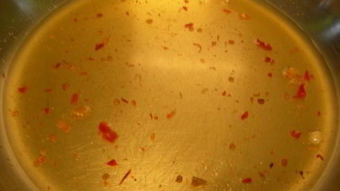 салат из рисовой лапши с курицей и огурцами в азиатском стиле