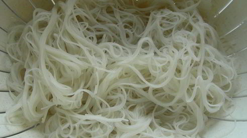 салат из рисовой лапши с курицей и огурцами в азиатском стиле