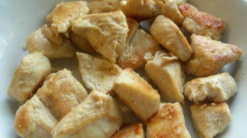 салат из рисовой лапши с курицей и огурцами в азиатском стиле