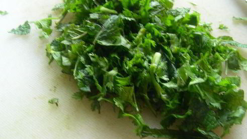 салат из рисовой лапши с курицей и огурцами в азиатском стиле