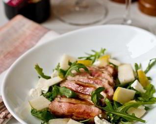 Салат из рукколы с уткой и грушей