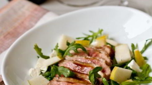 салат из рукколы с уткой и грушей