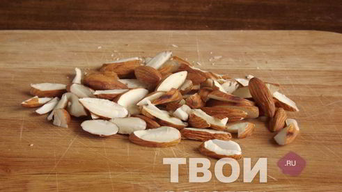 салат из руколы с жареным миндалем