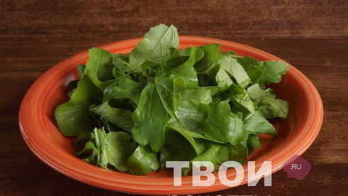 салат из руколы с жареным миндалем