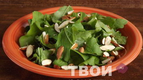 салат из руколы с жареным миндалем
