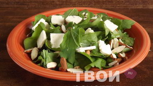 салат из руколы с жареным миндалем