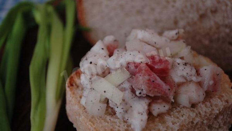 Рецепт салата из сала с луком