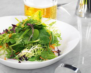 Салат из шпината, щавеля, фризе и водорослей