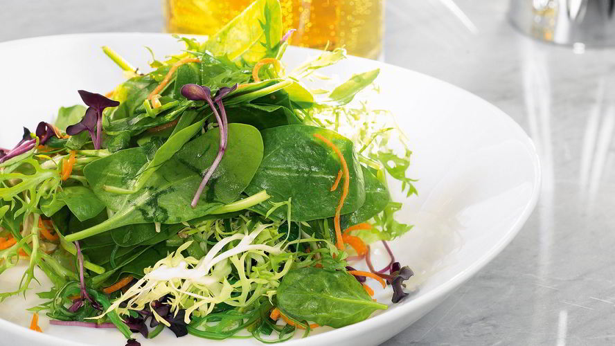 Рецепт салата из шпината, щавеля, фризе и водорослей