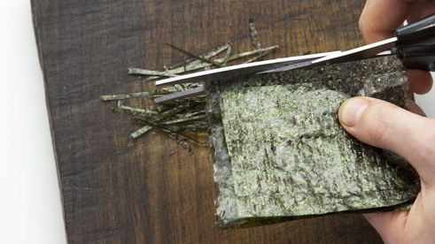 салат из шпината, щавеля, фризе и водорослей