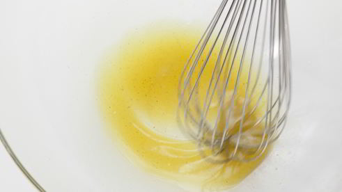 салат из шпината, щавеля, фризе и водорослей