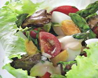 Салат из спаржи и куриной печени