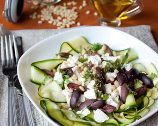 Салат из цуккини с фетой и кедровыми орешками