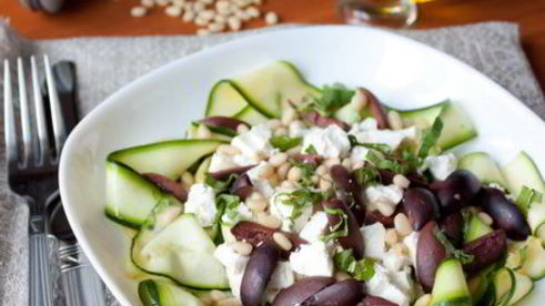 салат из цуккини с фетой и кедровыми орешками