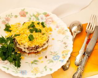 Салат мимоза с консервированным лососем