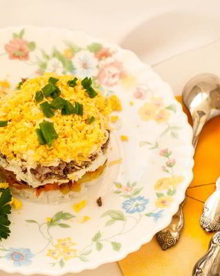 Салат мимоза с консервированным лососем