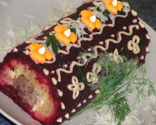 Рулет сельдь под шубой с мягким сыром