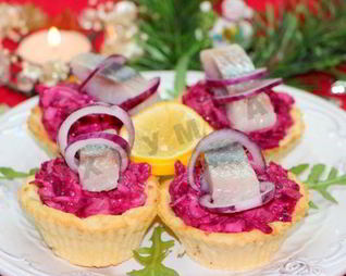 Сельдь под шубой в картофельных тарталетках