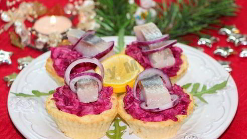 сельдь под шубой в картофельных тарталетках